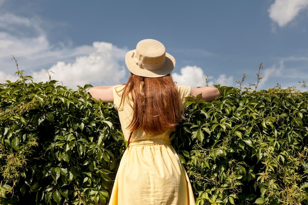 Ragazza di tiro medio all'aperto