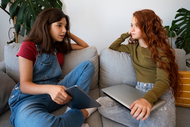 Ragazza di tiro medio che è critica