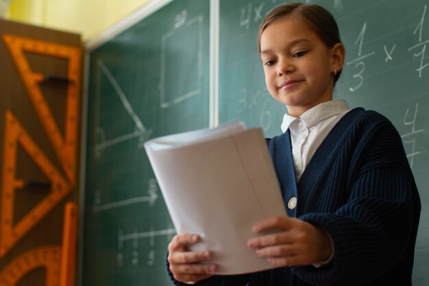 Ragazza di tiro medio che impara la matematica a scuola