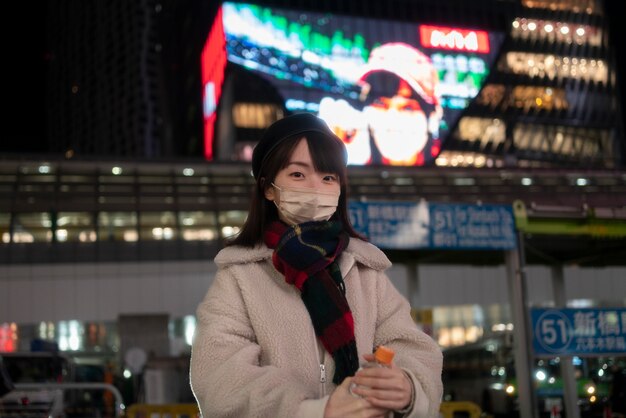 Ragazza di tiro medio che indossa una maschera per il viso