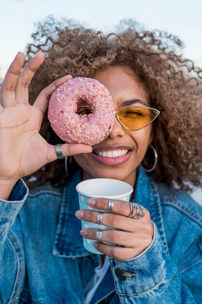 Ragazza di tiro medio con ciambella