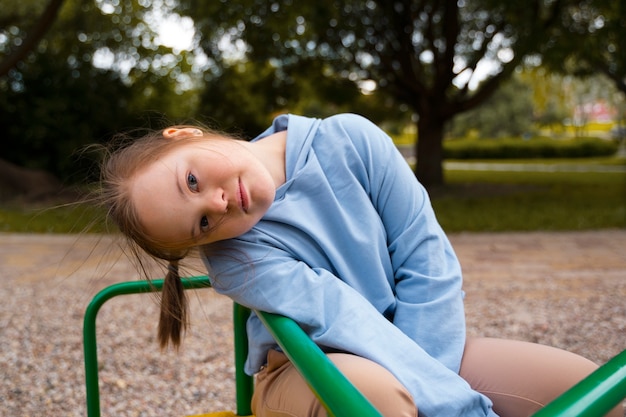 Ragazza di tiro medio con sindrome di down nel parco