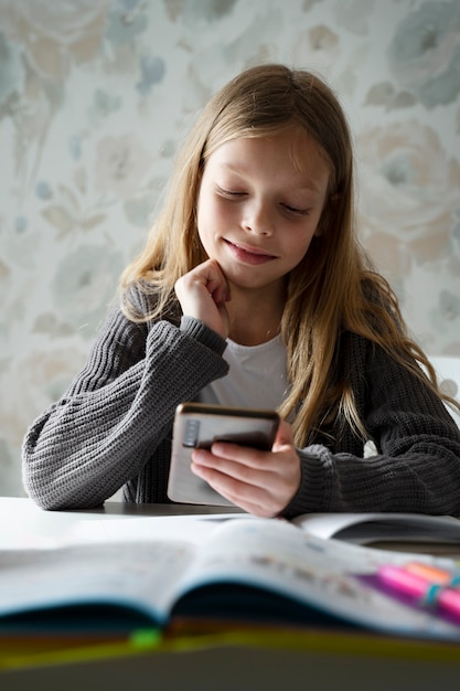 Ragazza di tiro medio dipendente dai social media