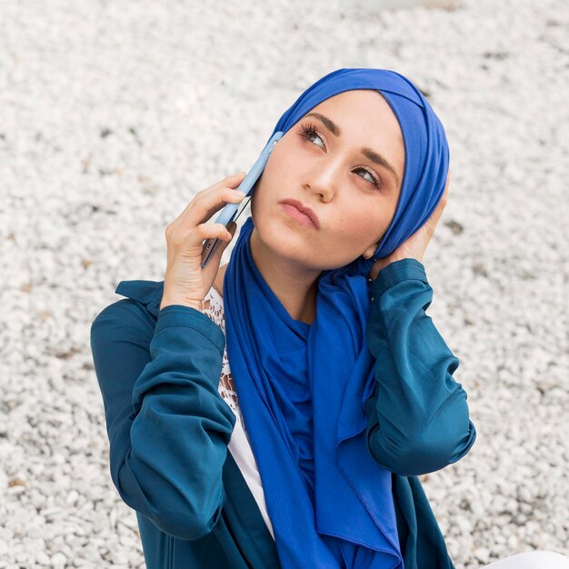 Ragazza di vista frontale che parla sul telefono