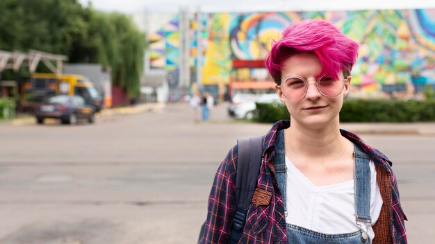 Ragazza di vista frontale che posa all'aperto