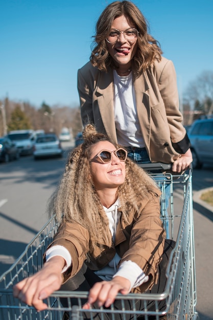 Ragazza di vista frontale che posa con il carrello