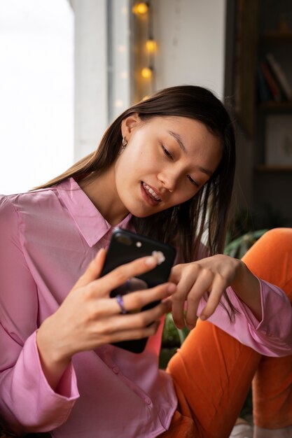 Ragazza di vista frontale che si rilassa all'interno