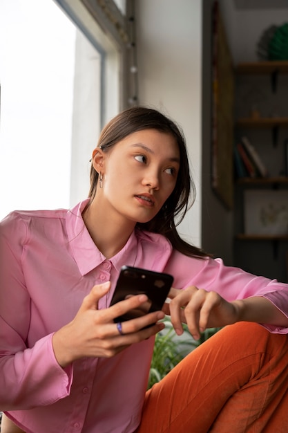 Ragazza di vista frontale che si rilassa all'interno