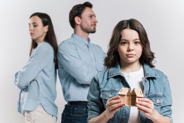 Ragazza di vista frontale triste per la rottura della famiglia