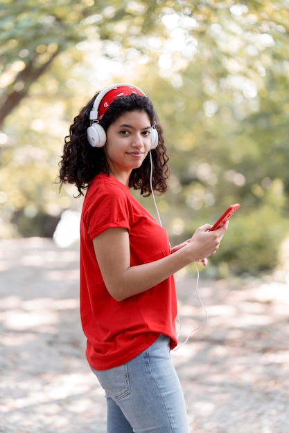 Ragazza di vista laterale che ascolta la musica