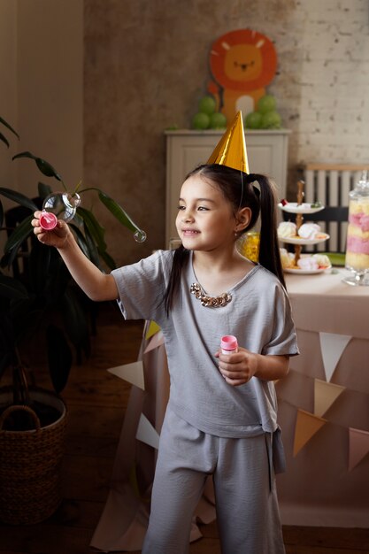 Ragazza di vista laterale che fa le bolle di sapone