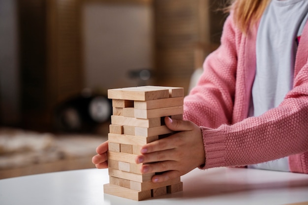 Ragazza di vista laterale che gioca gioco di memoria