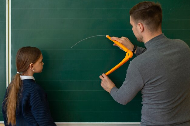 Ragazza di vista laterale che impara matematica a scuola