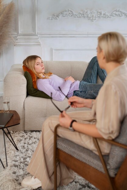 Ragazza di vista laterale che parla con terapeuta