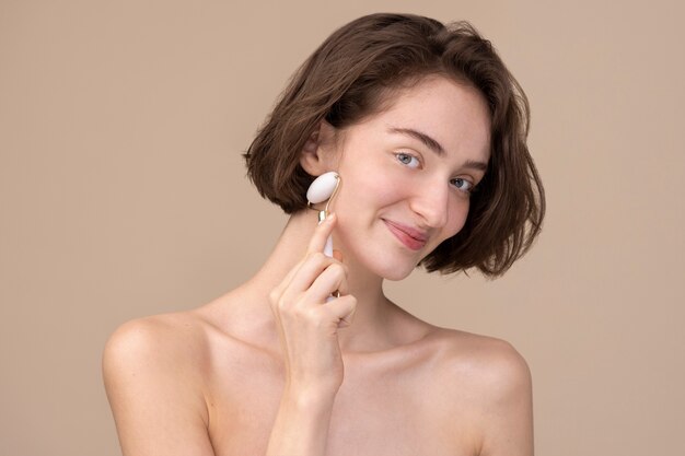 Ragazza di vista laterale con il rullo di giada