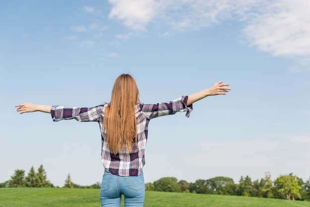 Ragazza di vista posteriore che gode dei suoi dintorni