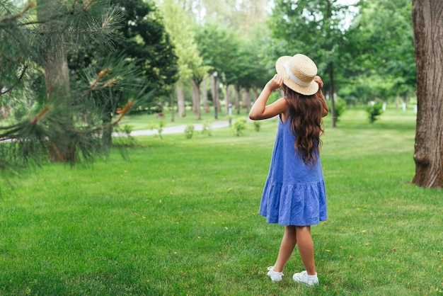 Ragazza di vista posteriore che posa all&#39;aperto