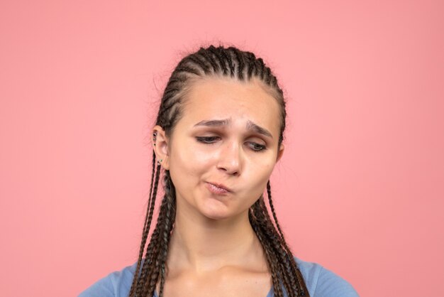 Ragazza di vista ravvicinata frontale ha sottolineato il rosa