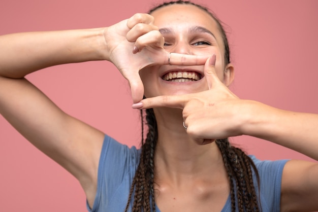 Ragazza di vista ravvicinata frontale sorridente sul rosa