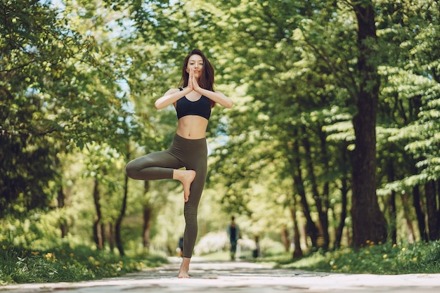 ragazza di yoga