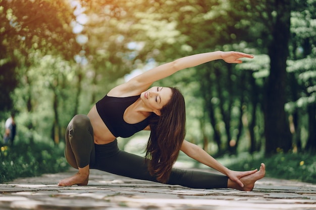 ragazza di yoga