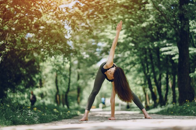 ragazza di yoga