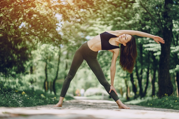 ragazza di yoga