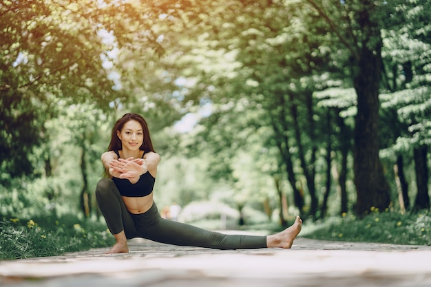 ragazza di yoga