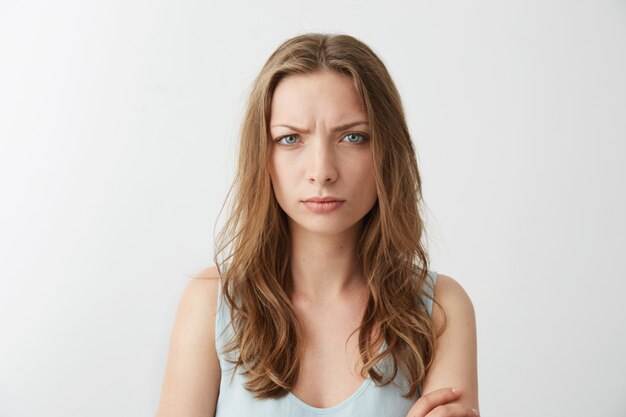 Ragazza dispiaciuta offesa che aggrotta le sopracciglia.