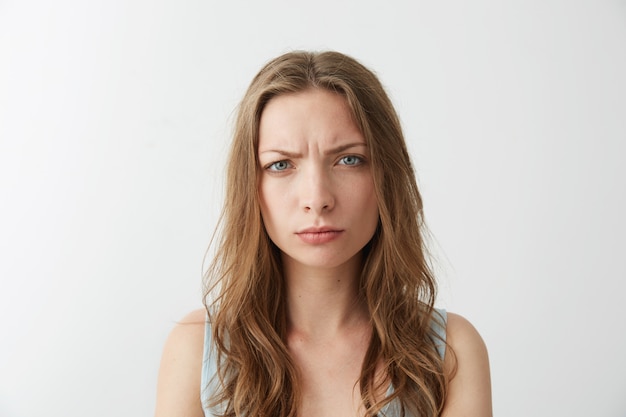 Ragazza dispiaciuta offesa che aggrotta le sopracciglia.