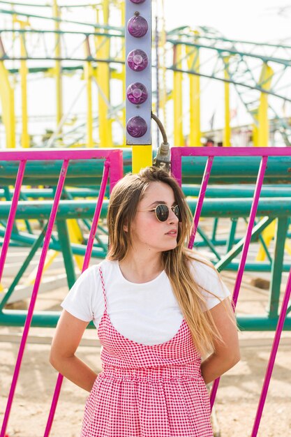 Ragazza divertendosi nel parco di divertimenti