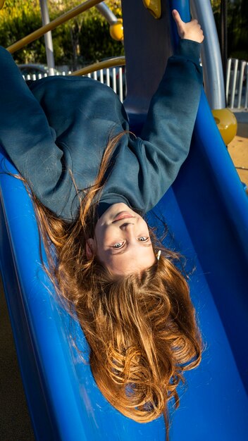 Ragazza divertendosi su una diapositiva all'aperto