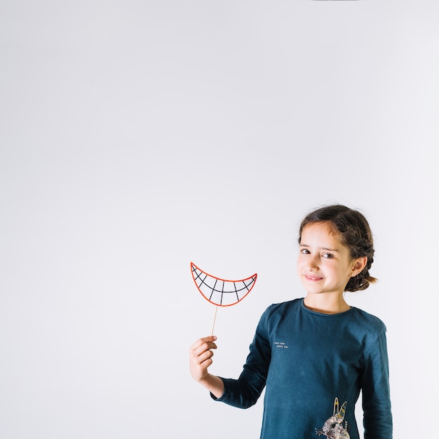 Ragazza divertente con sorriso di carta