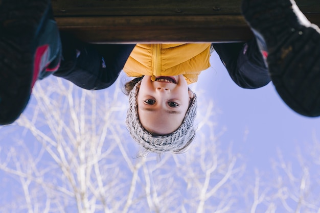 Ragazza divertente nel parco giochi