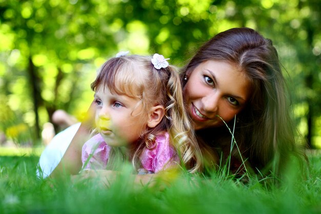 Ragazza dolce e bella con la mamma