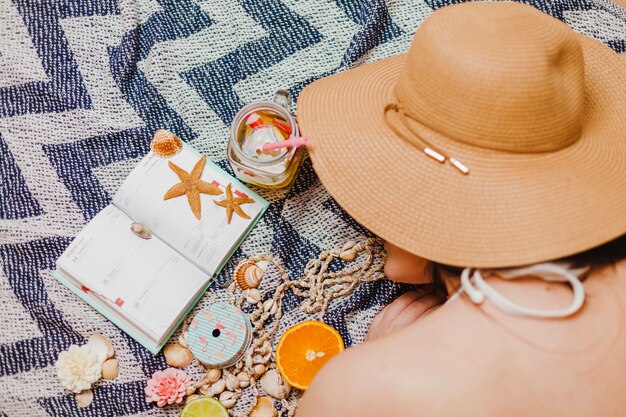 Ragazza dorme sul telo da spiaggia con l&#39;agenda