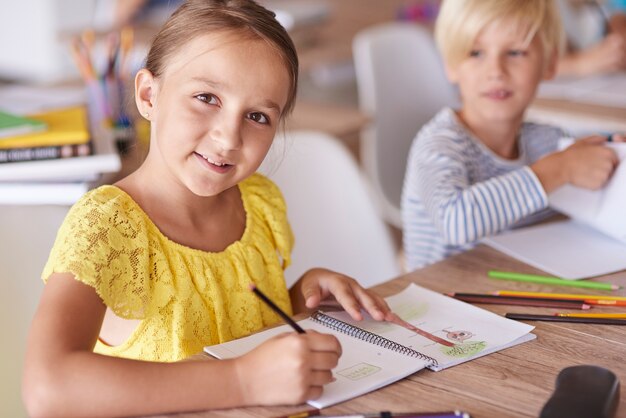 Ragazza durante i suoi doveri quotidiani a scuola