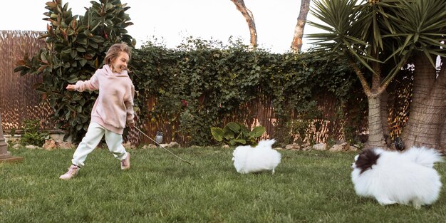 Ragazza e cani che corrono e giocano