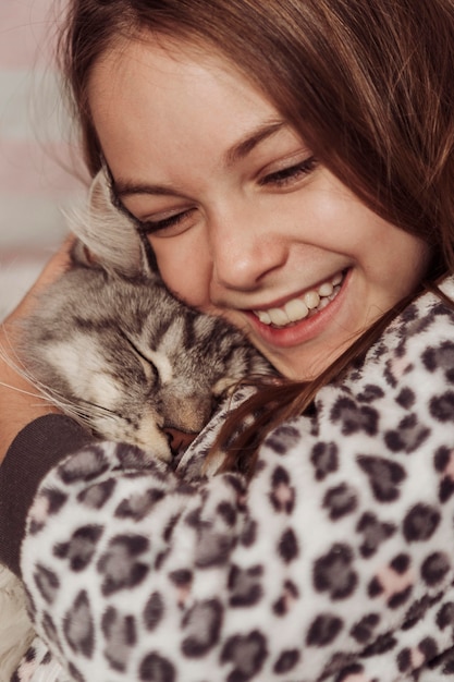 Ragazza e gatto sono felici e adorabili