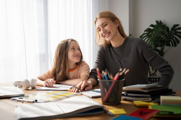 Ragazza e insegnante sorridente del colpo medio