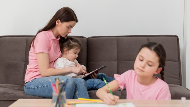 Ragazza e madre sul divano