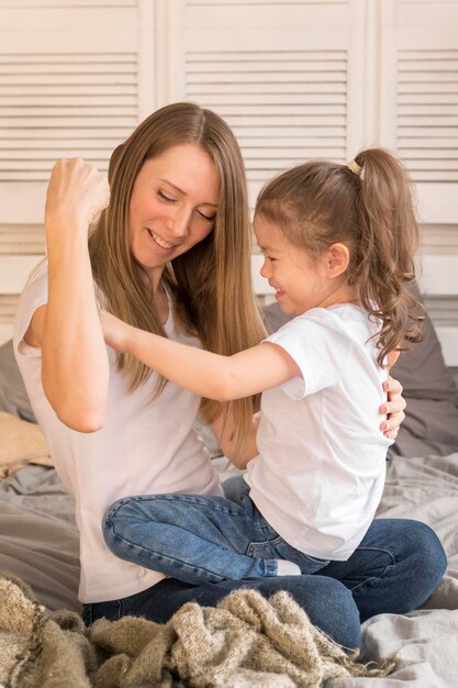 Ragazza e mamma che giocano a casa