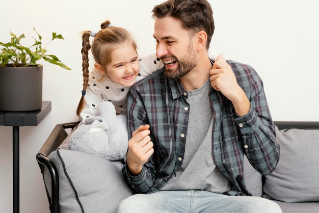 Ragazza e padre felici del colpo medio