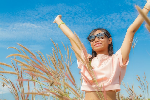 Ragazza e piuma pennisetum