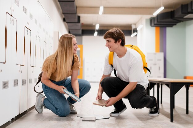 Ragazza e ragazzo a tutto campo che si guardano l'un l'altro