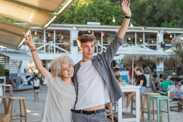 Ragazza e ragazzo che celebrano la fine della quarantena