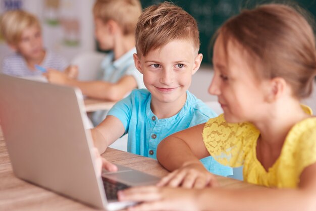 Ragazza e ragazzo che utilizzano il computer in classe