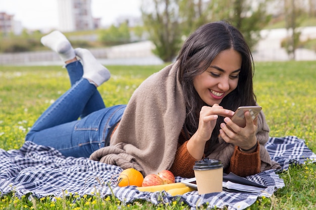 Ragazza eccitata allegra che pratica il surfing Internet