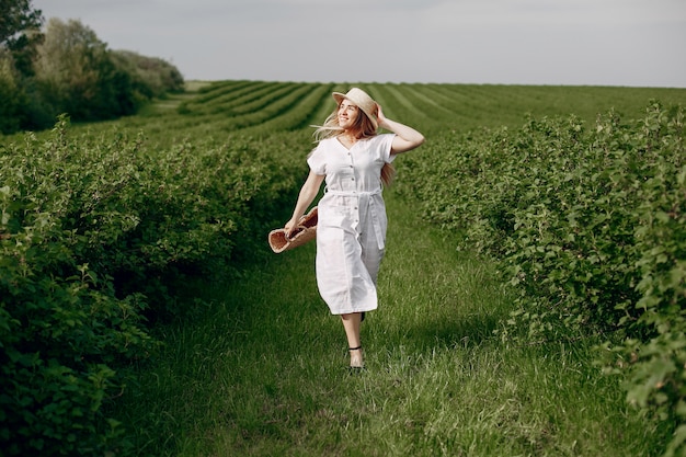 Ragazza elegante e alla moda in un campo estivo