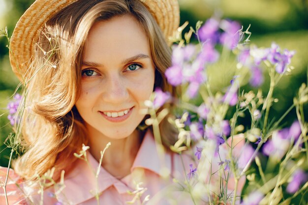 Ragazza elegante e alla moda in un campo estivo